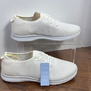 Women’s easy spirit 3.0 cushioning system white gym shoe. Size 9W.